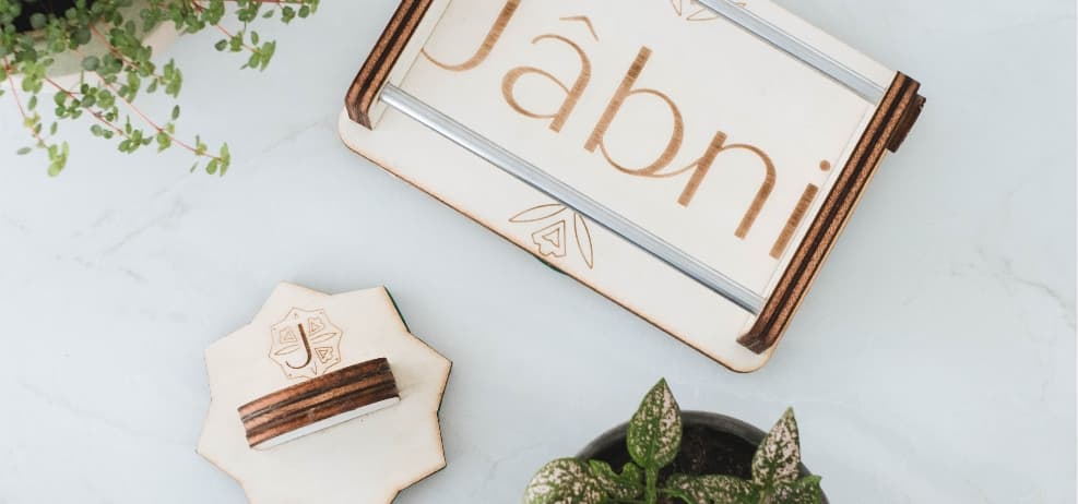Fabrication artisanale et personnalisée en Savoie : enseignes, objets de décoration, cadeaux d’affaires, objets publicitaires