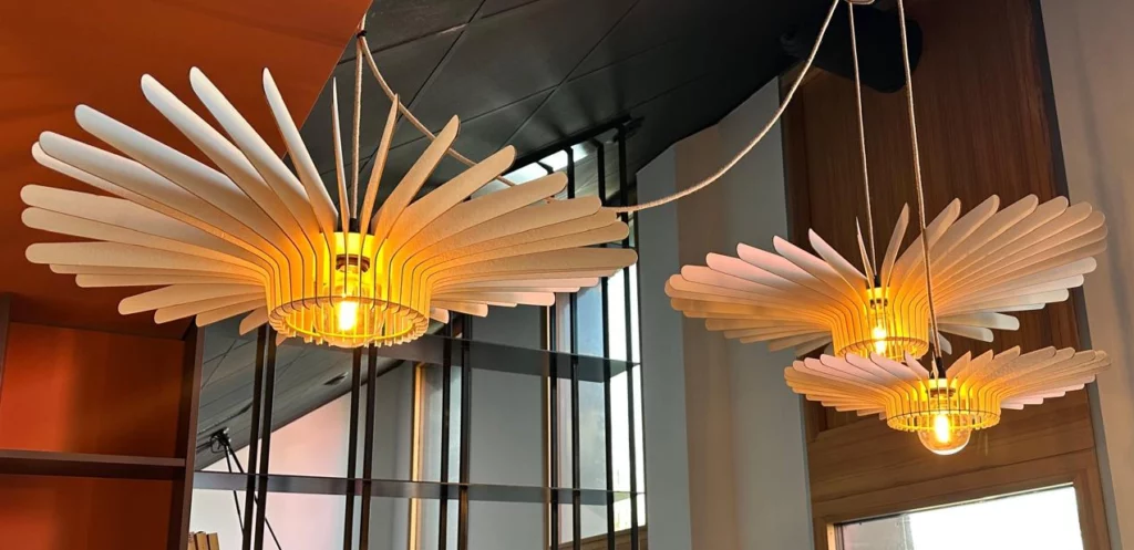 Suspension kaze triple présent dans un showroom éclairé
