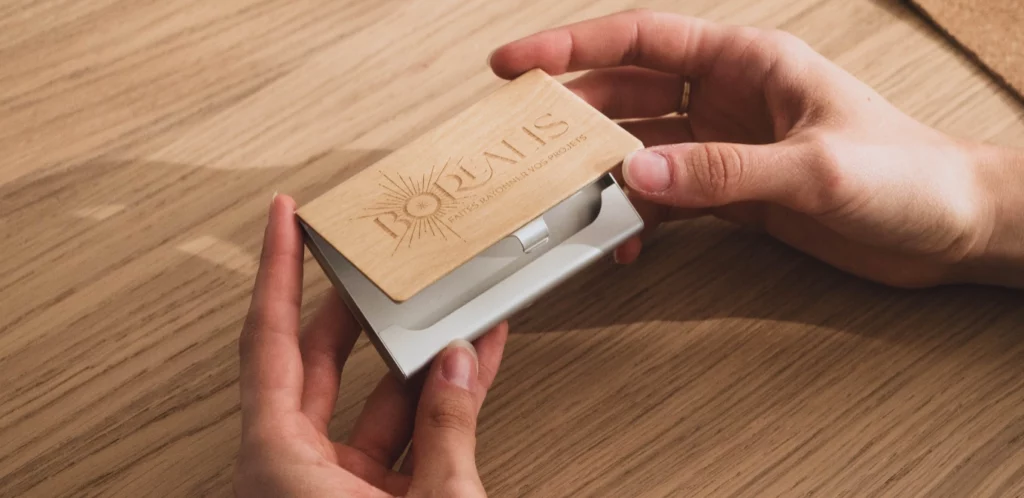 Porte-carte gravé en train d'être ouvert