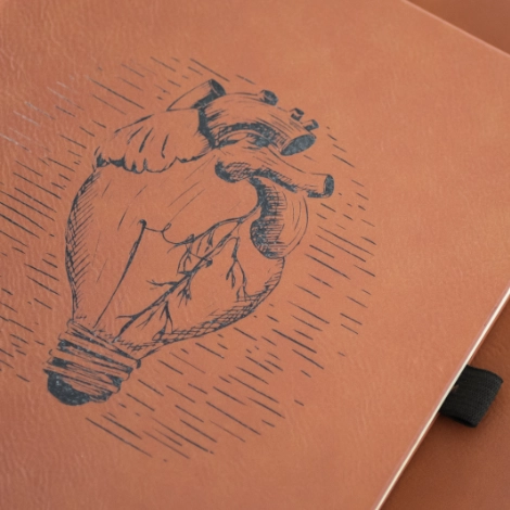 Couverture du carnet gravé en noir sur couleur cognac
