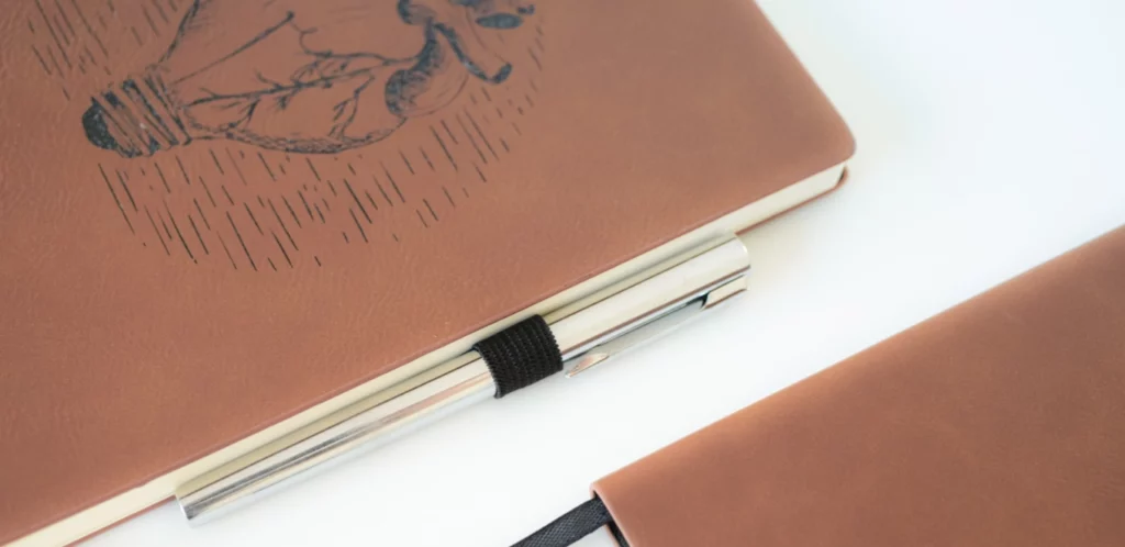 Couverture du carnet cuir gravé avec accroche stylo