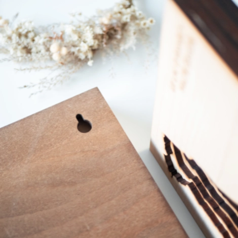 Dos des décorations bois avec détails de fixations intégrées