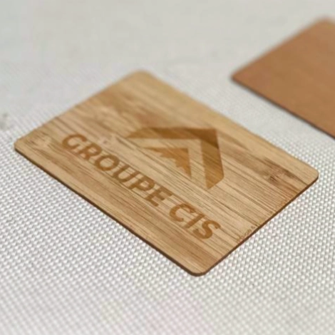 Détail de la carte de visite NFC en bambou gravée