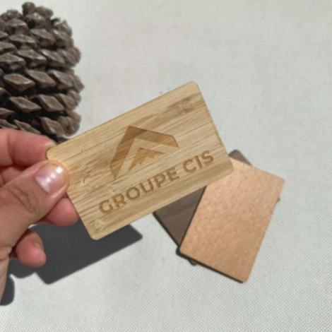 Carte de visite NFC en bambou gravé