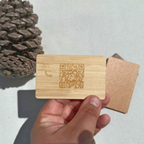Carte de visite nfc avec détail QR code au dos