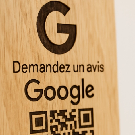 Détail sur la gravure et le fil du bois du totem avis google