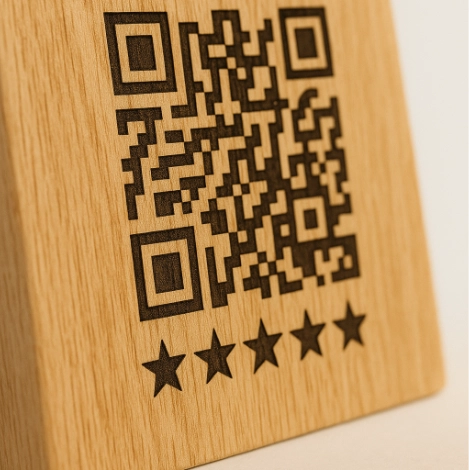 Détail du qrcode gravé sur le totem en bois